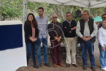 Emotivo acto de descubrimiento de la placa del pasaje que recuerda al periodista Adolfo Santana en Cernícalos (Foto TA)